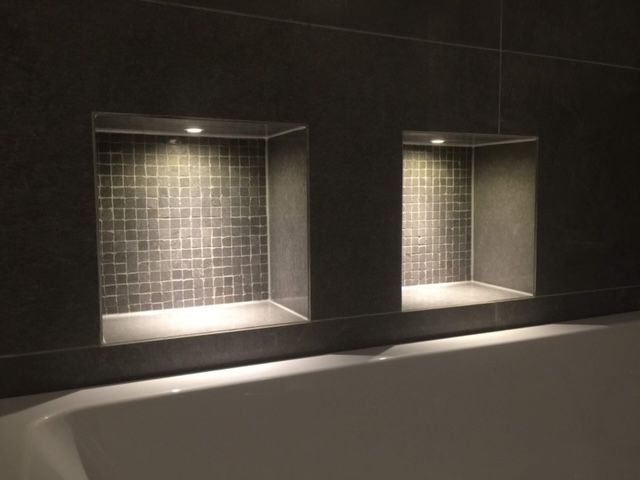 Badekar ved en svart vegg